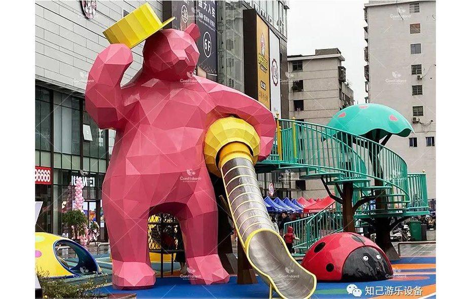 Hongyang square in Hengyang, Hunan - Big Bear climbing slide